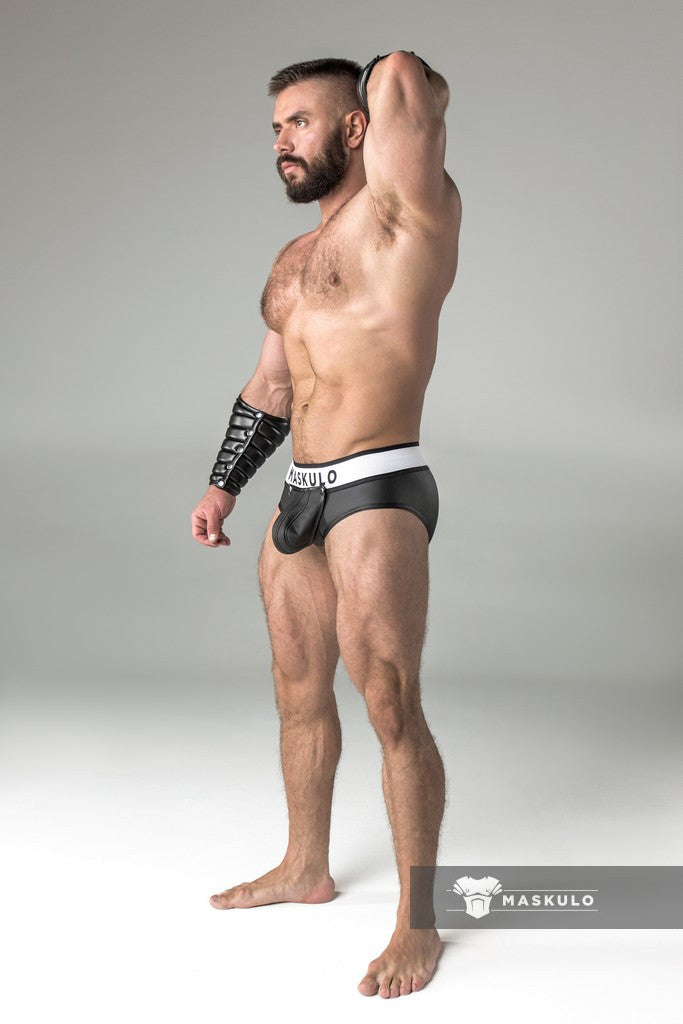 Armored. Briefs im Gummi-Look. Codpiece - abnehmbar. Reißverschluss hinten. Schwarz