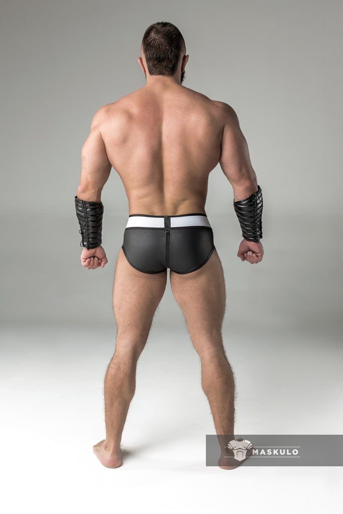 Armored. Briefs im Gummi-Look. Codpiece - abnehmbar. Reißverschluss hinten. Schwarz