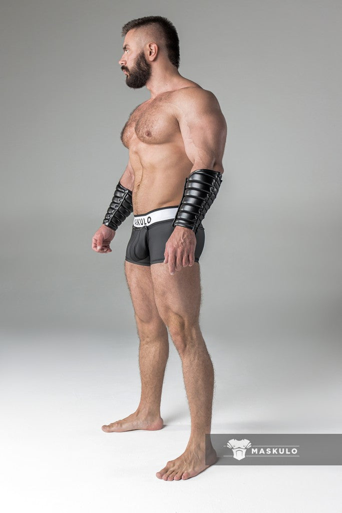 Armored. Trunk Shorts im Gummi-Look. Codpiece - Abnehmbar. Schwarz