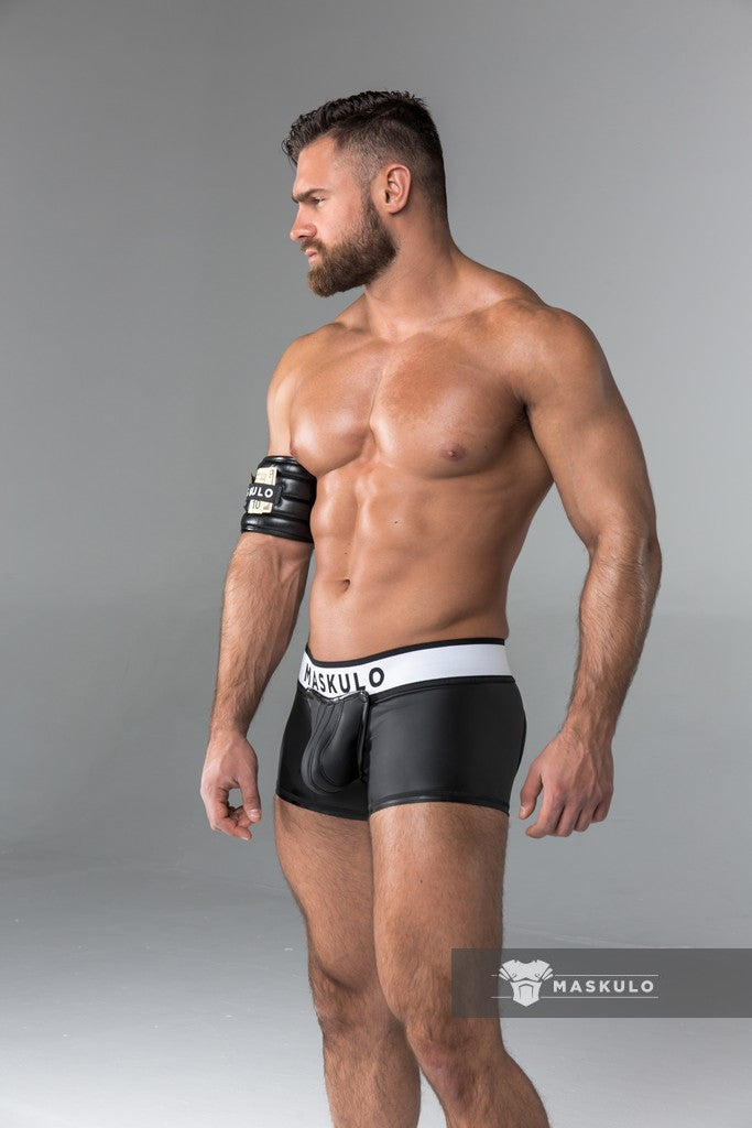 Armored. Trunk Shorts im Gummi-Look. Codpiece - Abnehmbar. Schwarz